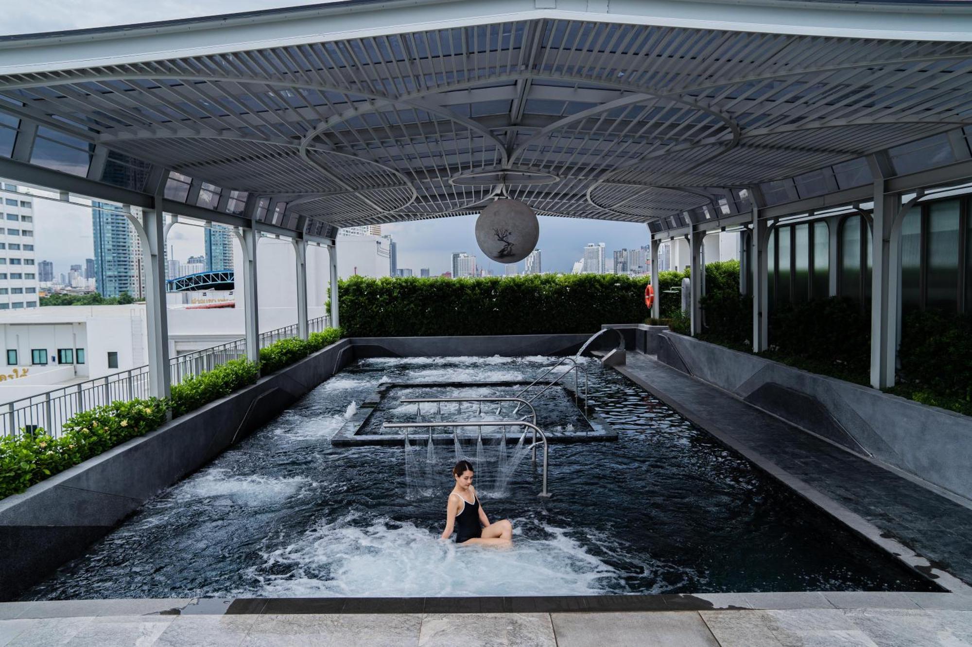 The Salil Hotel Riverside בנגקוק מראה חיצוני תמונה The rooftop pool at The Standard, Bangkok Sukhumvit
