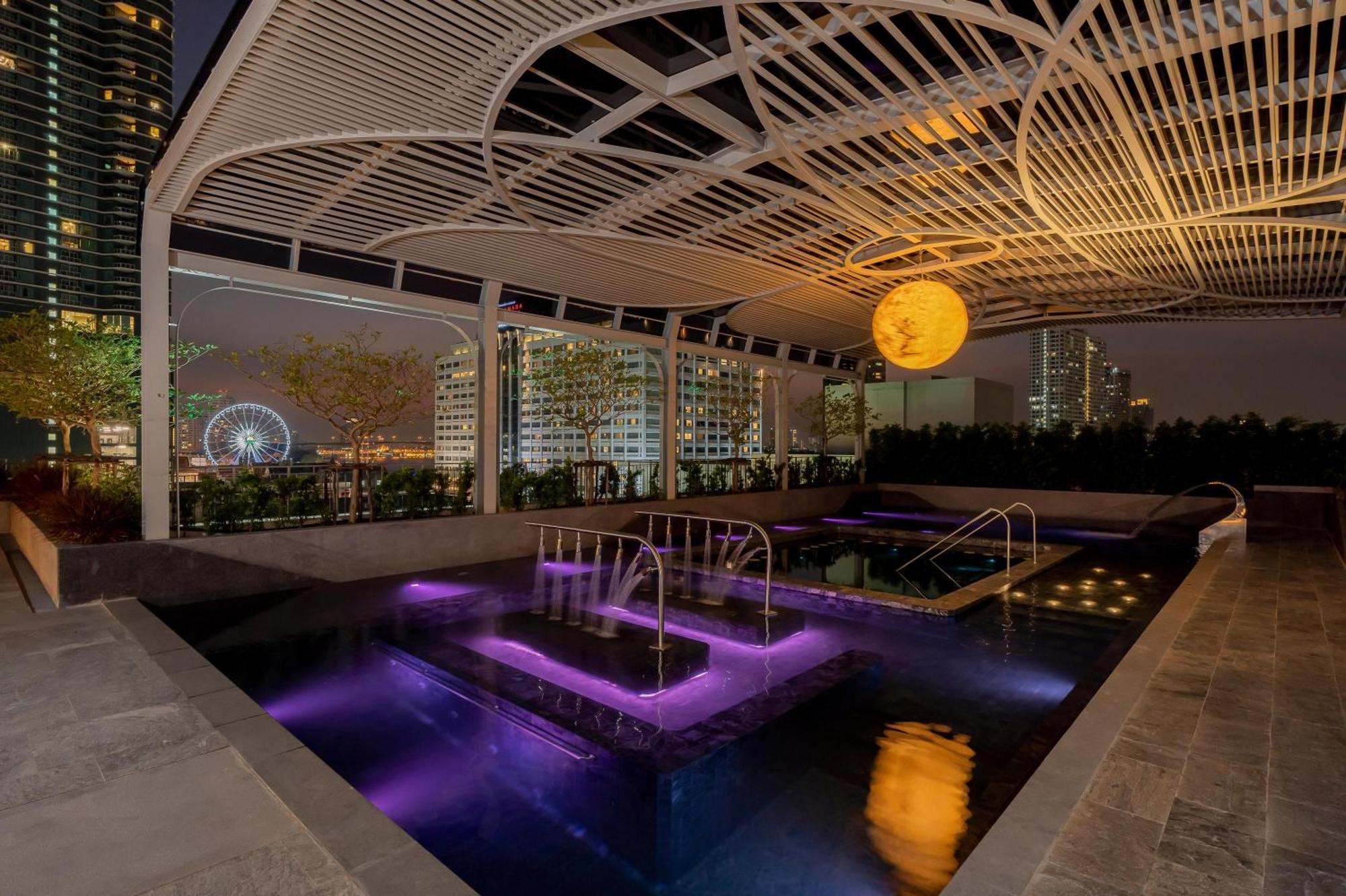 The Salil Hotel Riverside בנגקוק מראה חיצוני תמונה The rooftop pool at the hotel