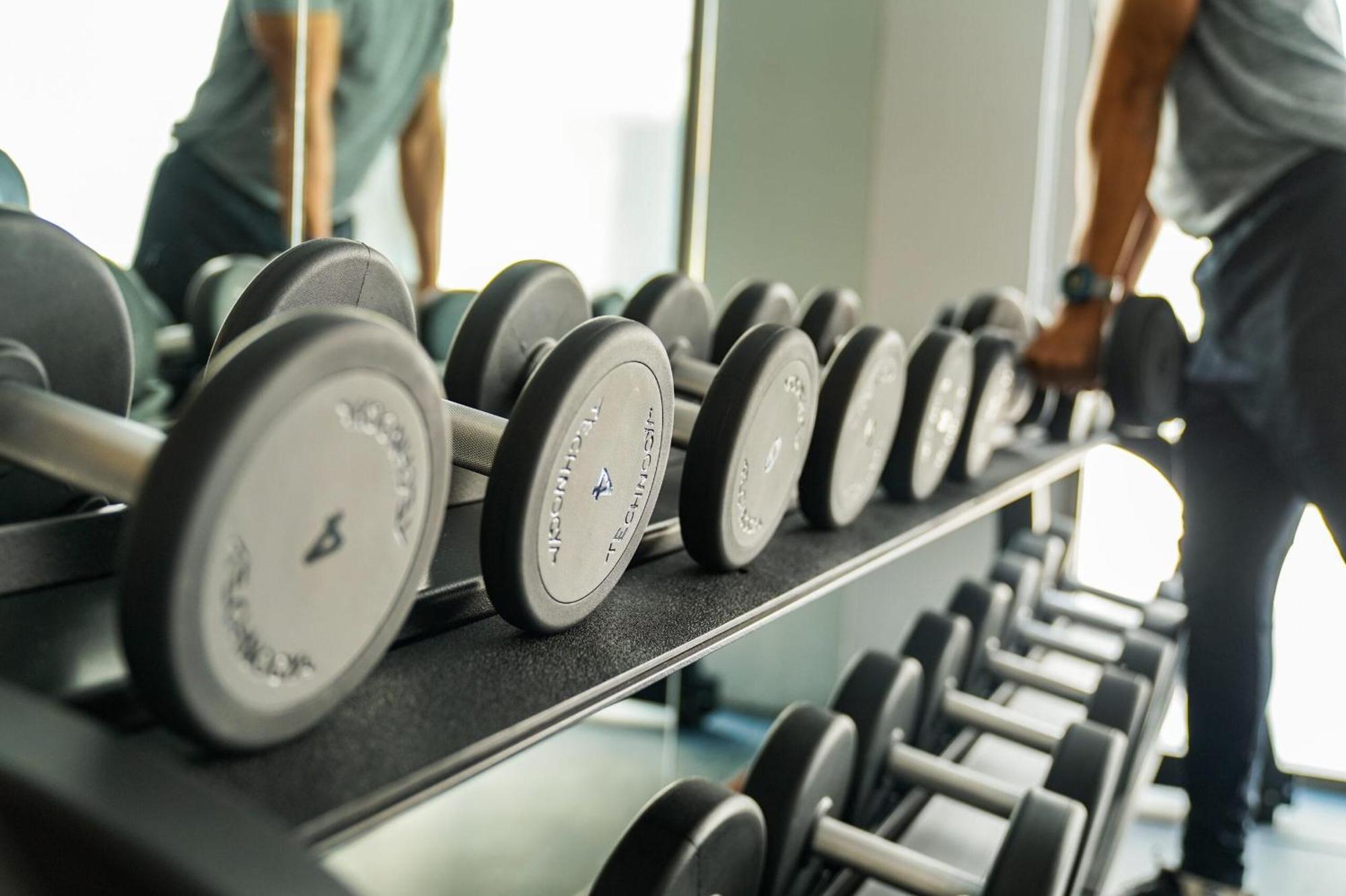 The Salil Hotel Riverside בנגקוק מראה חיצוני תמונה Dumbbells on a rack