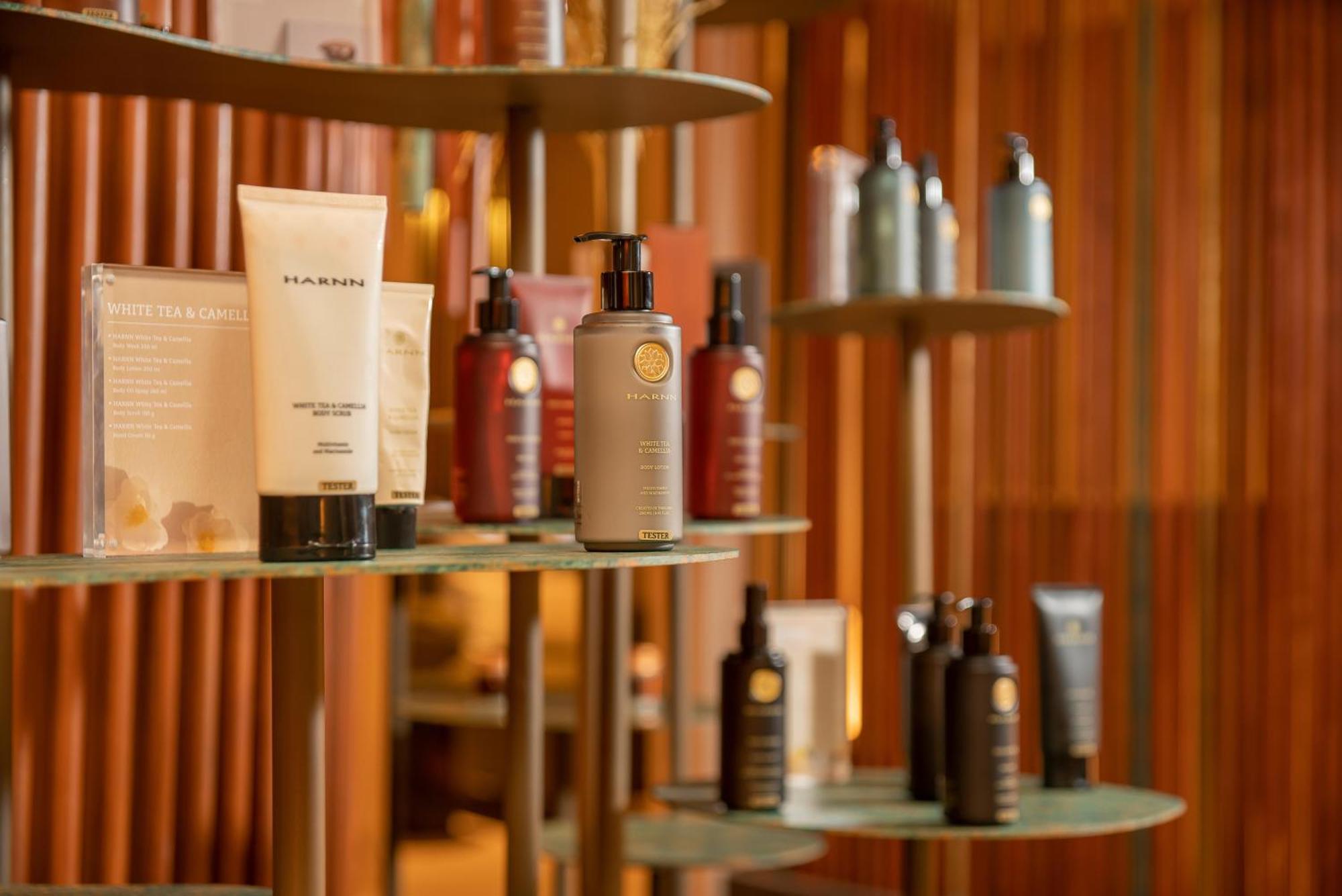 The Salil Hotel Riverside בנגקוק מראה חיצוני תמונה Products at the spa