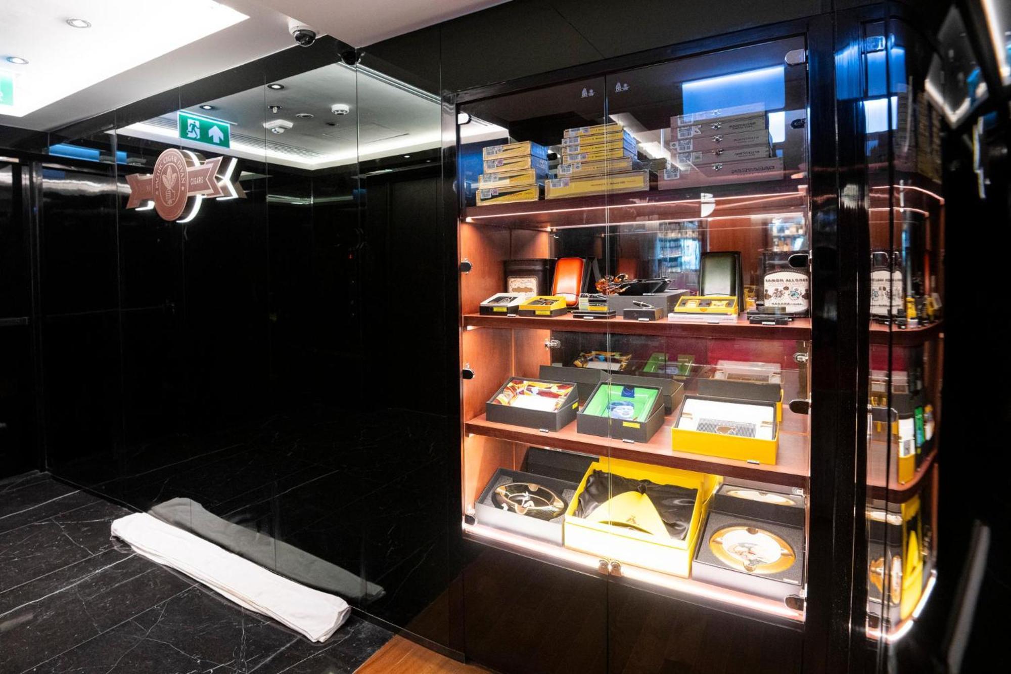 The Salil Hotel Riverside בנגקוק מראה חיצוני תמונה The display case at the entrance of the museum