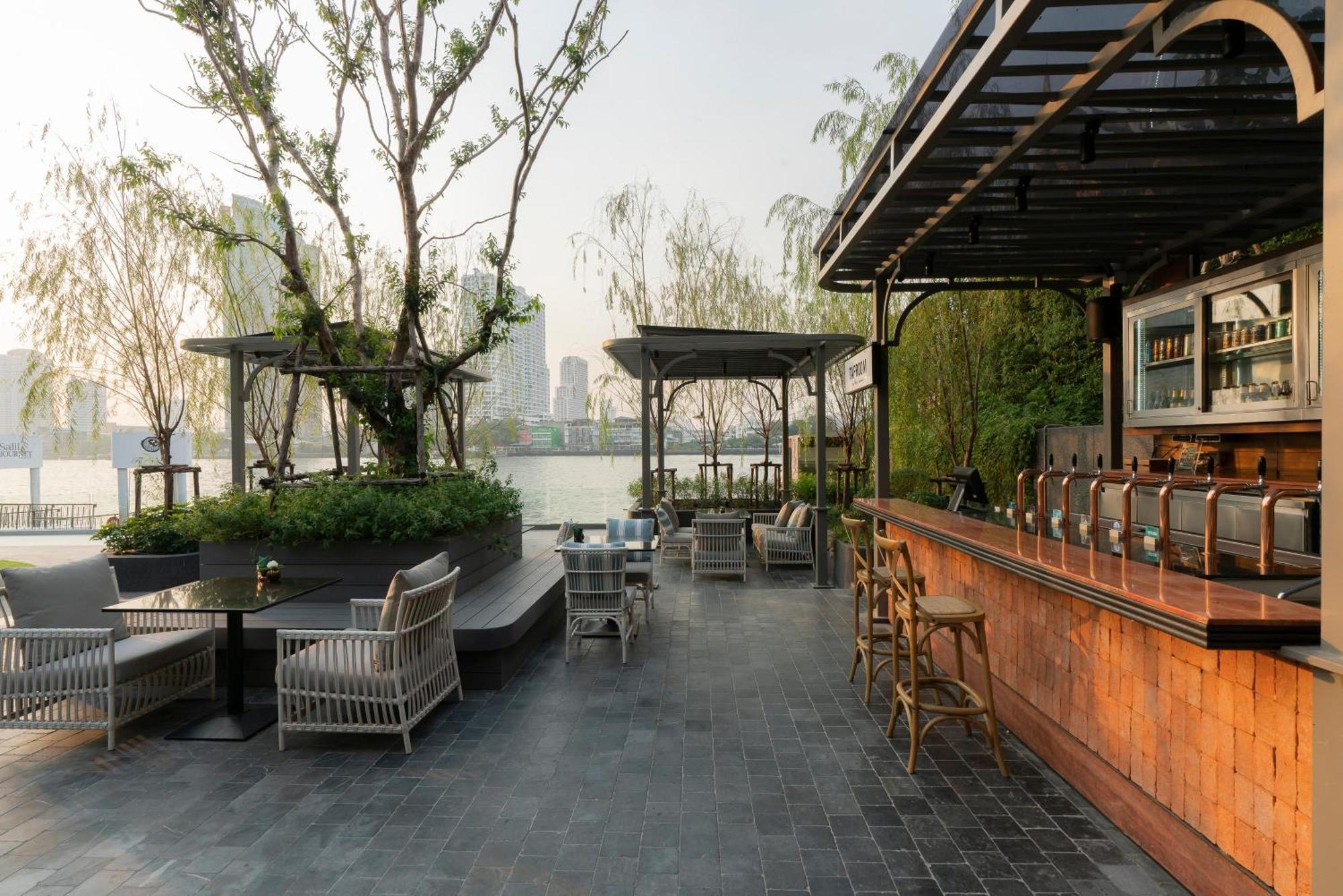 The Salil Hotel Riverside בנגקוק מראה חיצוני תמונה The bar at the rooftop of the hotel
