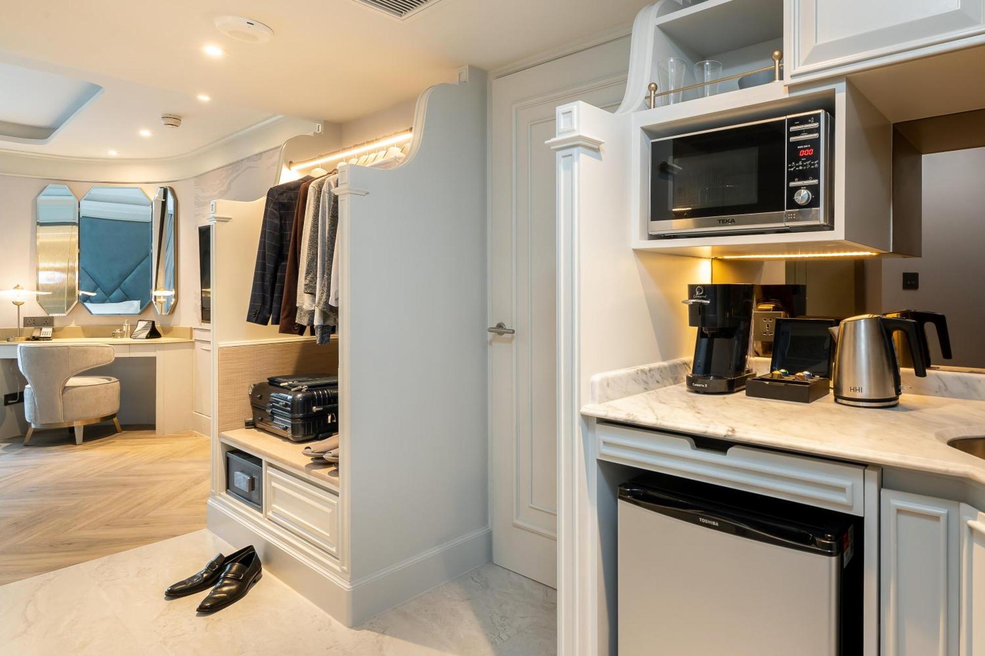 The Salil Hotel Riverside בנגקוק מראה חיצוני תמונה A suite at the Mandarin Oriental, Hong Kong